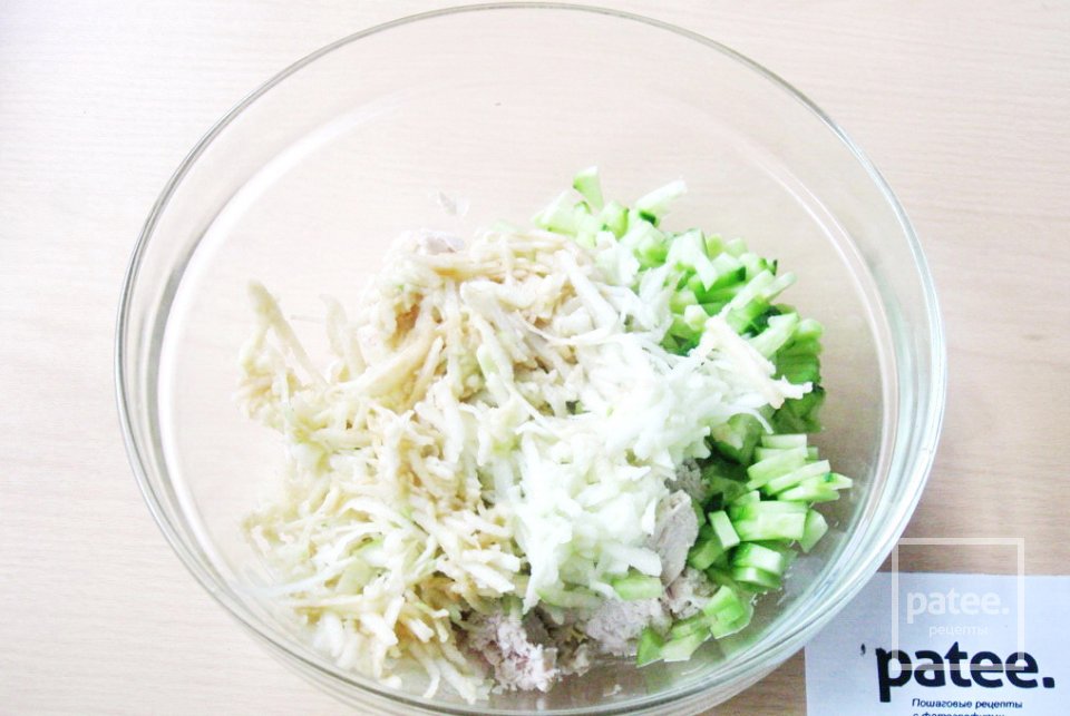 Салат с куриной грудкой, ананасом и яблоком - Шаг 10