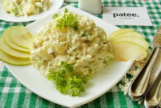 Салат с куриной грудкой, ананасом и яблоком