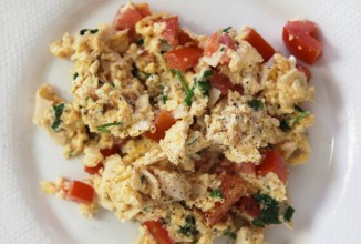 Яичница-скрамбл с помидорами и шпинатом