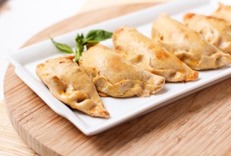 Эмпанадас с сыром и помидорами