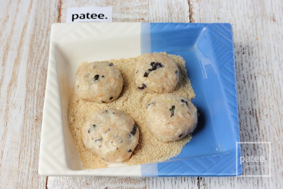 Куриные котлеты с пармезаном и базиликом - Шаг 11