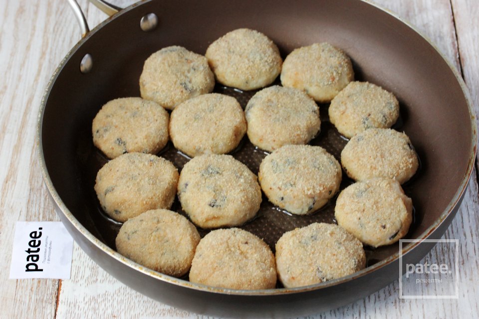 Куриные котлеты с пармезаном и базиликом - Шаг 12