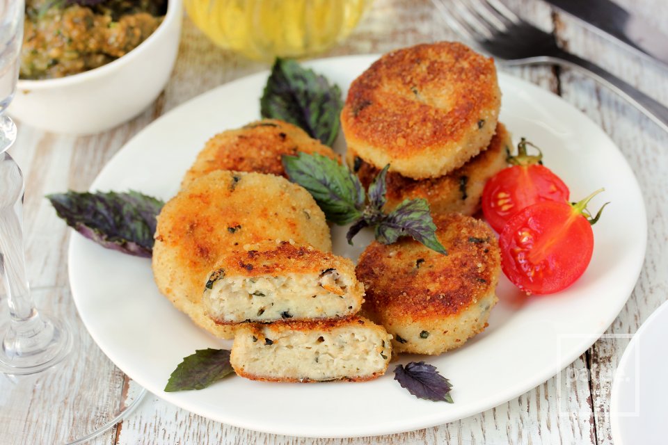 Куриные котлеты с пармезаном и базиликом - Шаг 15