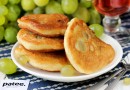 Пышные оладьи с виноградом