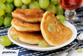 Пышные оладьи с виноградом