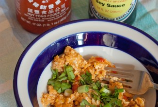 Яйца-скрэмбл с пряным соусом