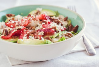 Клубничный салат с авокадо, курицей и горгондзолой