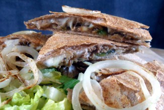 Кесадилья с говядиной и копченым сыром