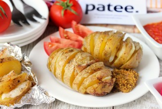 Картофельные гармошки с салом и луком