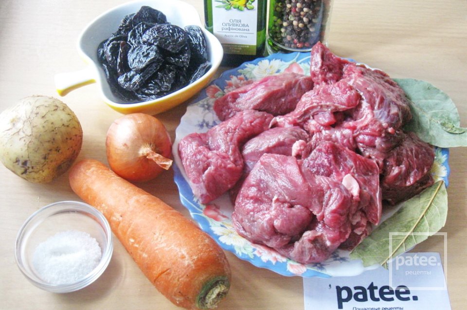 Говядина с черносливом и картофелем - Шаг 1