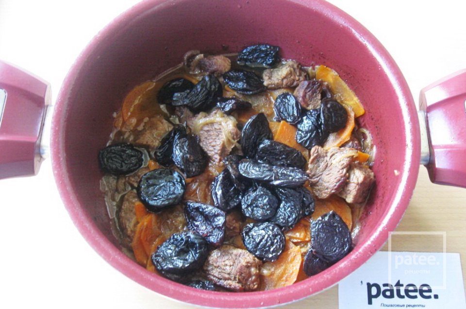 Говядина с черносливом и картофелем - Шаг 11