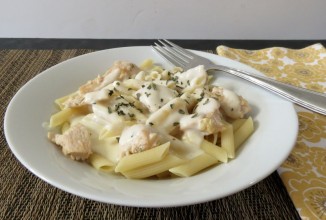 Паста с курицей под соусом альфредо