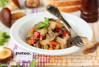 Маслята, жаренные с овощами