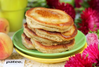 Овсяные оладьи с персиками