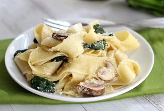 Паста с шампиньонами и шпинатом