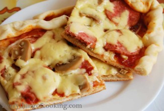 Пицца с колбасой и грибами