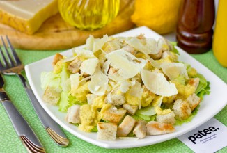 Салат Цезарь с курицей
