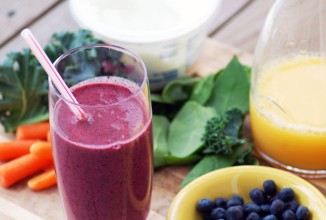 Смузи с морковью, зеленью и ягодами