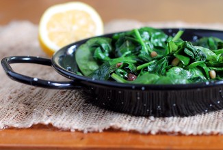 Шпинат с изюмом и кедровыми орешками