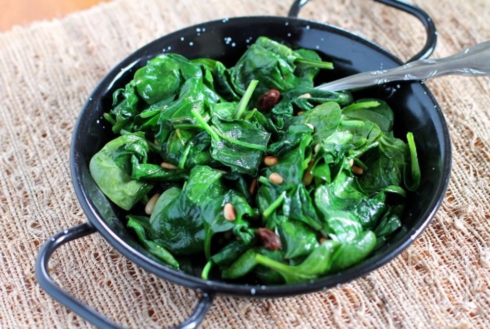 Шпинат с изюмом и кедровыми орешками - Шаг 9