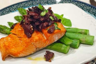 Лосось с оливковым салатом