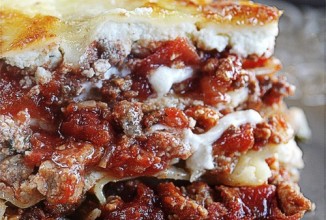 Лазанья с мясом в томатном соусе и сыром