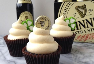 Шоколадно-пивные кексы со сливочным кремом