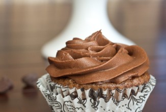 Шоколадные кексы с мятной начинкой и кремом