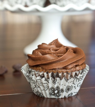 Шоколадные кексы с мятной начинкой и кремом