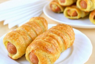 Сосиски в дрожжевом слоеном тесте