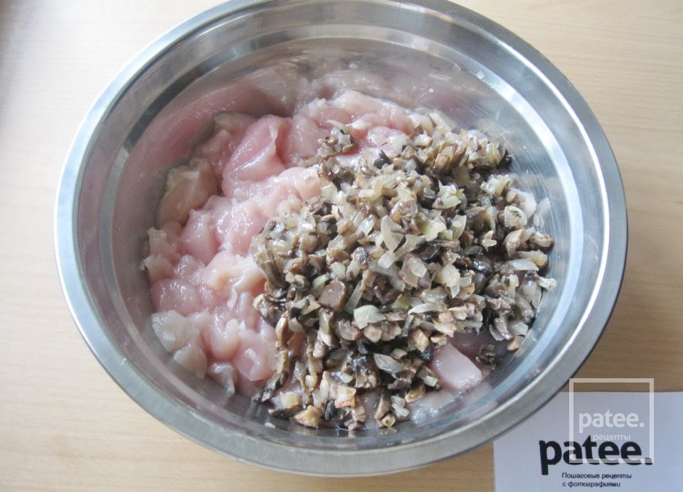 Рубленые куриные котлеты с грибами - Шаг 6