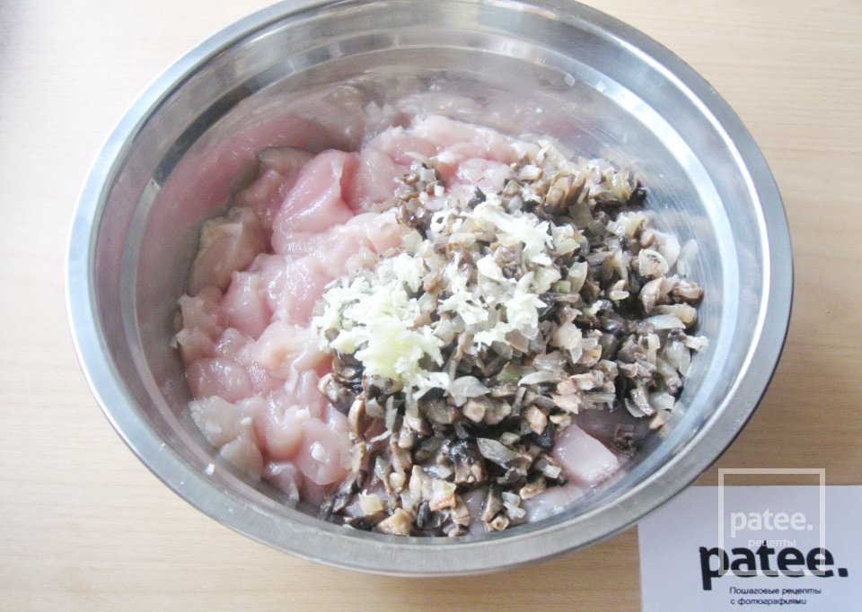 Рубленые куриные котлеты с грибами - Шаг 7