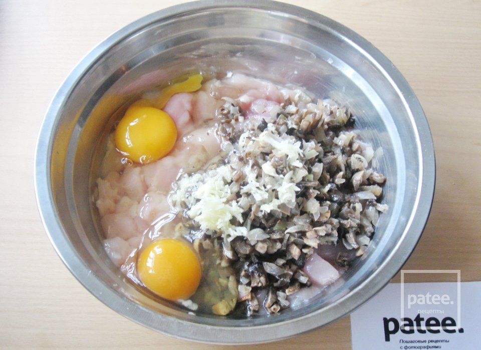 Рубленые куриные котлеты с грибами - Шаг 8