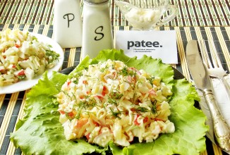 Салат из ананасов, крабовых палочек и креветок