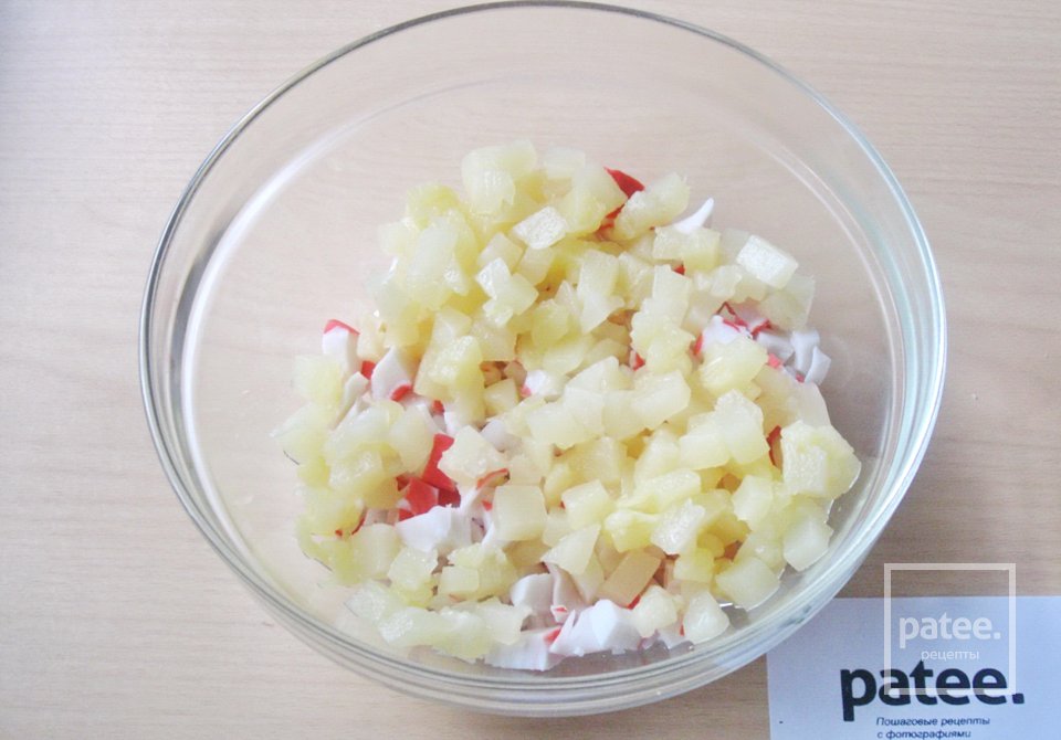 Салат из ананасов, крабовых палочек и креветок - Шаг 5