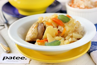 Рецепт Курица, тушеная с квашеной капустой и картофелем в мультиварке — рецепт для мультиварки