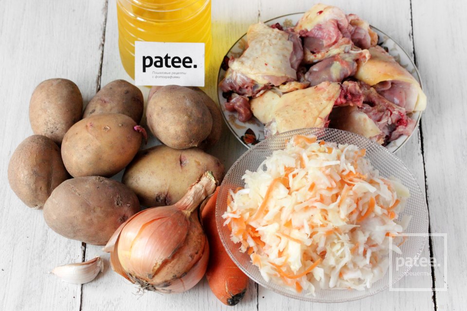 Курица, тушеная с квашеной капустой и картофелем в мультиварке - Шаг 1