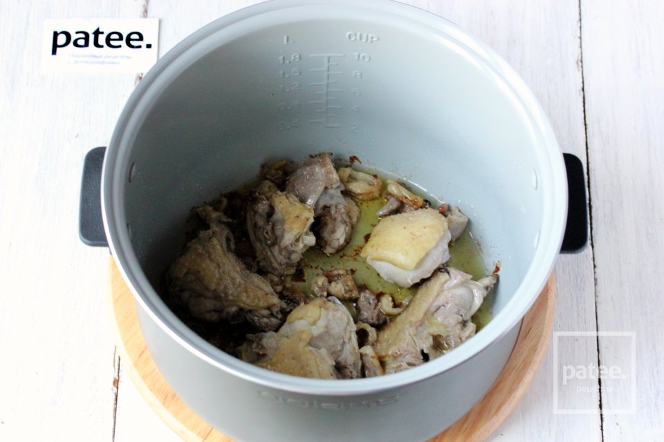 Курица, тушеная с квашеной капустой и картофелем в мультиварке - Шаг 5