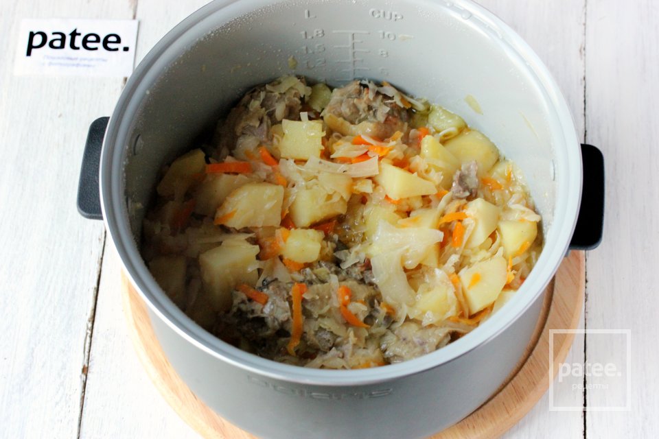 Курица, тушеная с квашеной капустой и картофелем в мультиварке - Шаг 10
