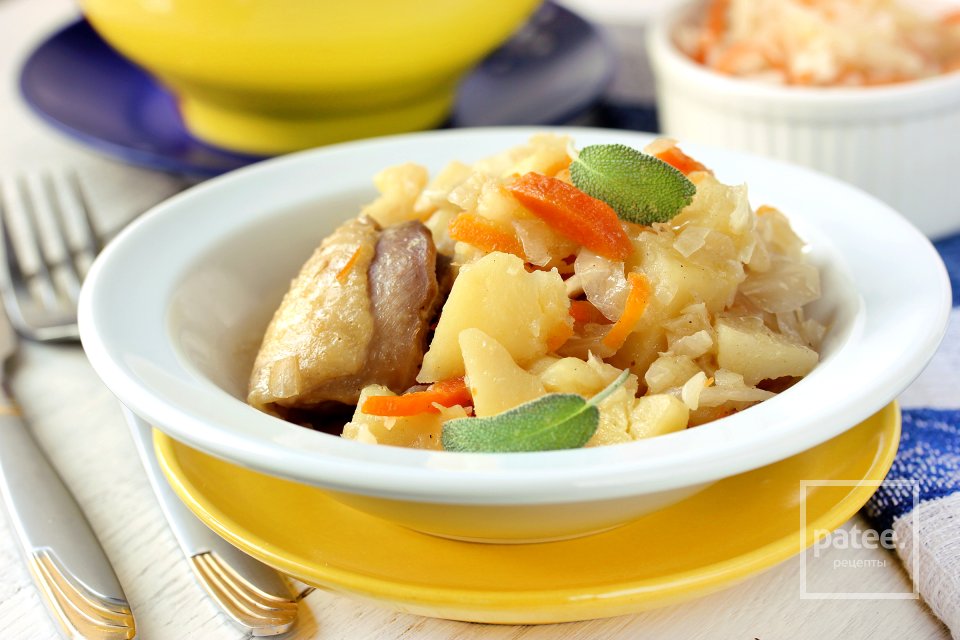 Курица, тушеная с квашеной капустой и картофелем в мультиварке - Шаг 11