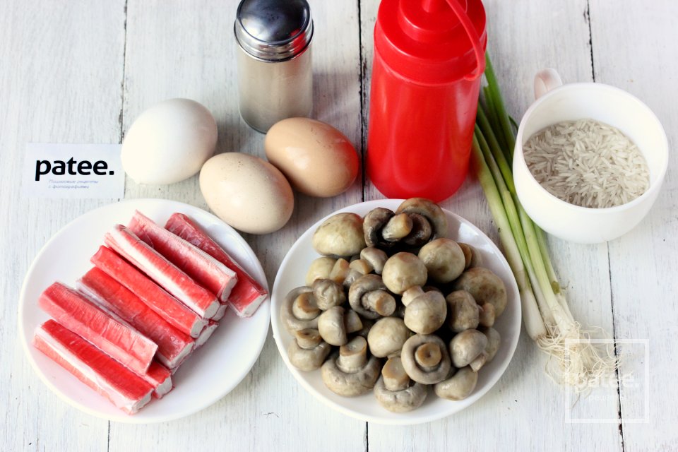 Салат с маринованными грибами и крабовыми палочками - Шаг 1