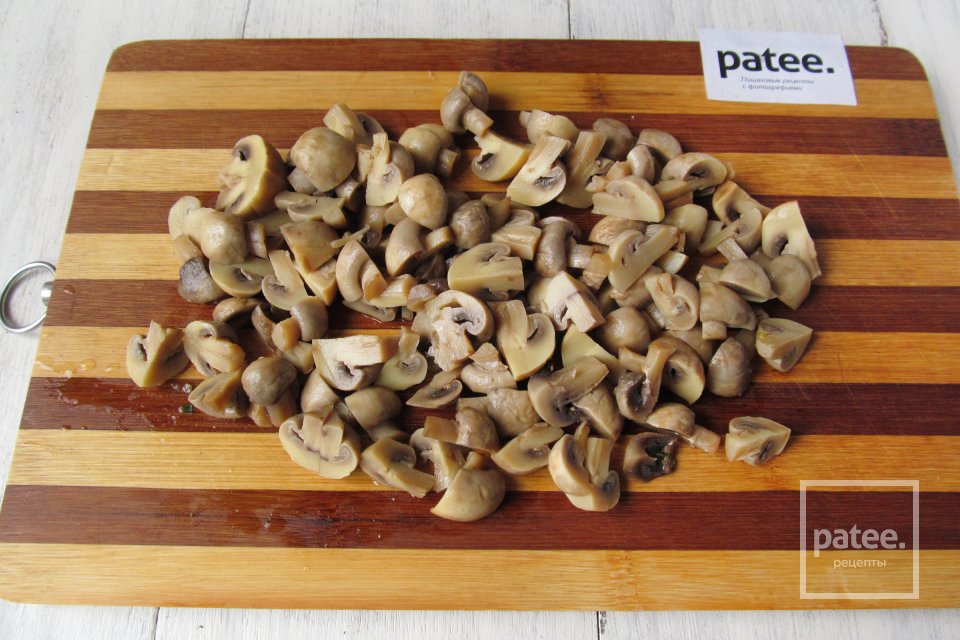 Салат с маринованными грибами и крабовыми палочками - Шаг 2