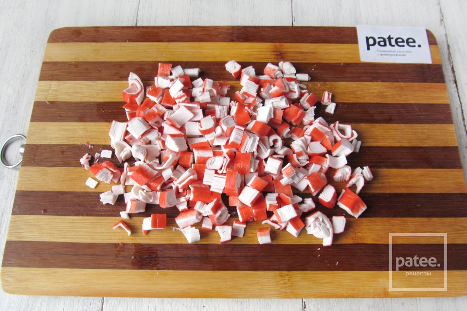 Салат с маринованными грибами и крабовыми палочками - Шаг 3