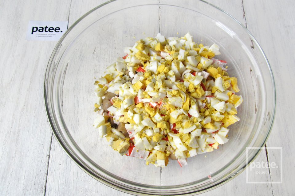 Салат с маринованными грибами и крабовыми палочками - Шаг 7