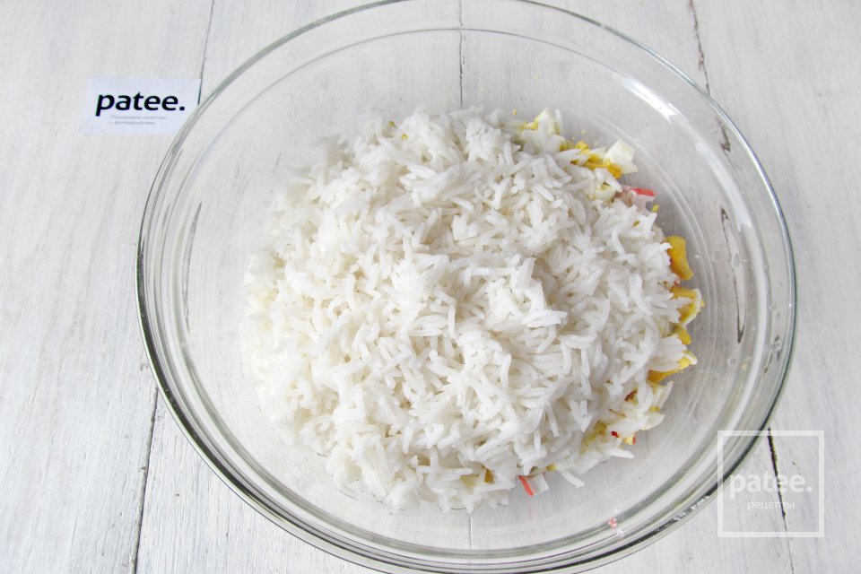 Салат с маринованными грибами и крабовыми палочками - Шаг 8