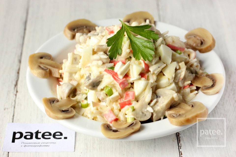 Салат с маринованными грибами и крабовыми палочками - Шаг 11