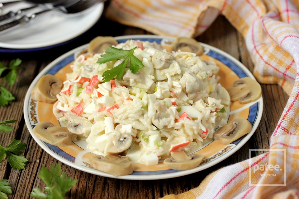 Салат с маринованными грибами и крабовыми палочками - Шаг 12