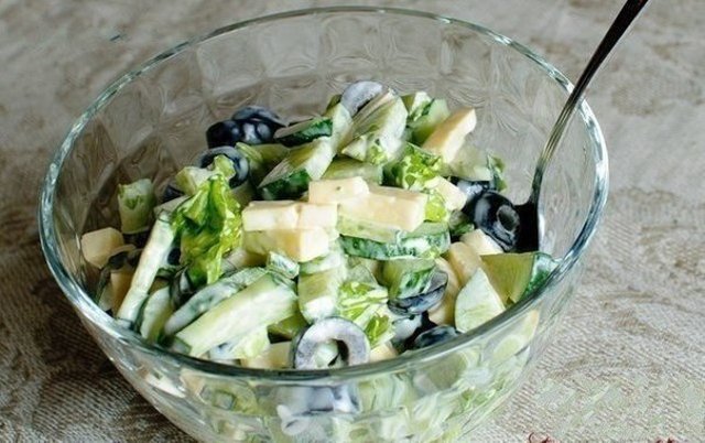 Огуречный салат с маслинами