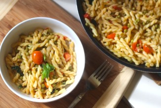 Паста с горошком и помидорами