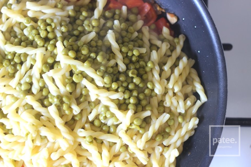 Паста с горошком и помидорами - Шаг 10